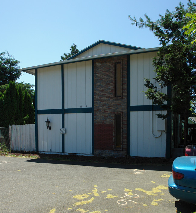 8220 NE Hassalo St in Portland, OR - Building Photo - Building Photo