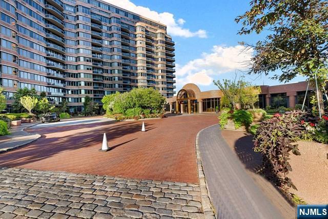 100 Carlyle Dr in Cliffside Park, NJ - Building Photo - Building Photo