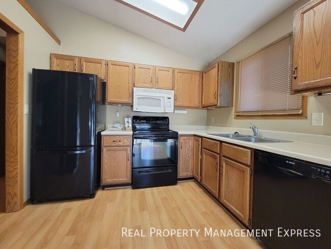 Great 4 Bed 2 Bath House with 2-stall atta in Sioux Falls, SD - Building Photo - Building Photo
