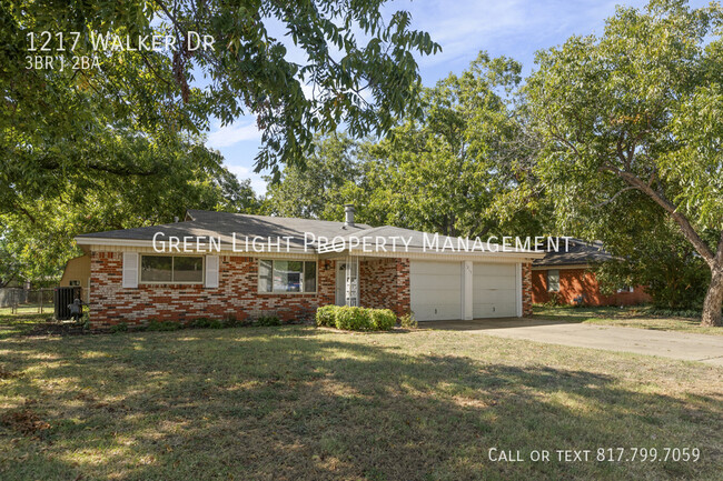 1217 Walker Dr in Hurst, TX - Foto de edificio - Building Photo