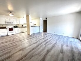 5181 River Glen Dr in Las Vegas, NV - Building Photo