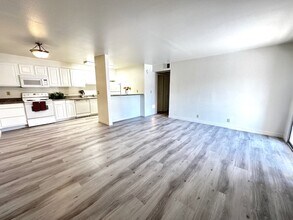 5181 River Glen Dr in Las Vegas, NV - Building Photo - Building Photo