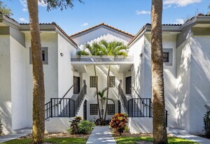 5475 Verona Dr, Unit UnitJ in Boynton Beach, FL - Building Photo