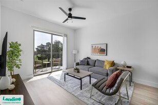 650 E Sycamore St in Denton, TX - Building Photo