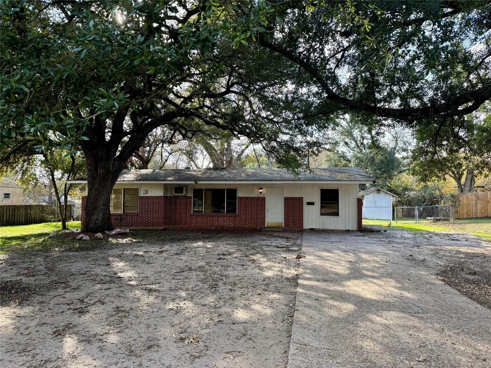219 Moore St in Navasota, TX - Building Photo
