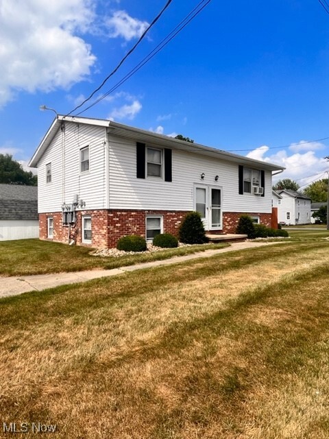 17974 1st St in Beloit, OH - Building Photo