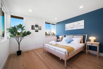 102 NE 45th St in Seattle, WA - Building Photo - Building Photo