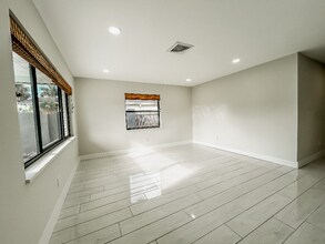 1847 Shore Acres Blvd NE in St. Petersburg, FL - Foto de edificio - Building Photo