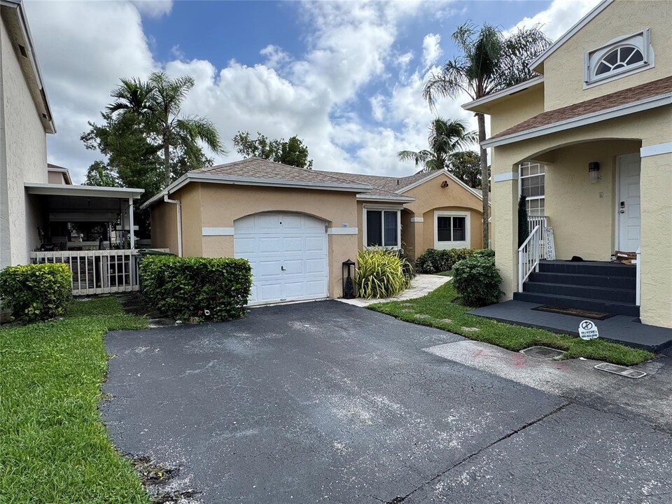 11860 NW 13th St in Pembroke Pines, FL - Foto de edificio