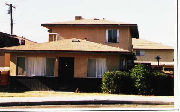 725 E Brockton Ave in Redlands, CA - Foto de edificio