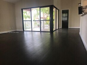 337 Ives Dairy Rd in Miami, FL - Building Photo - Building Photo