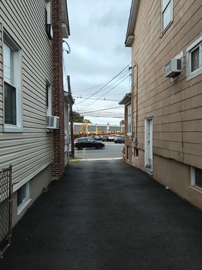 645 E St Georges Ave in Roselle, NJ - Building Photo - Building Photo