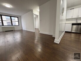 5 AVENUE in New York, NY - Building Photo