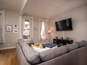 2037 W Iowa St, Unit 2CH in Chicago, IL - Building Photo - Building Photo