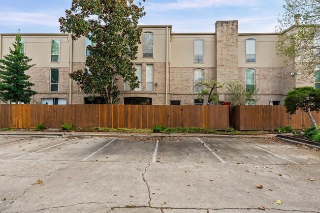 4627 Wild Indigo St in Houston, TX - Building Photo - Building Photo