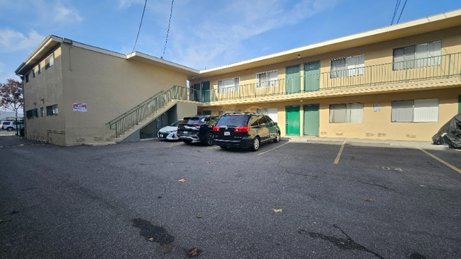 14926 Hawthorne Blvd, Unit 108 in Lawndale, CA - Foto de edificio - Building Photo