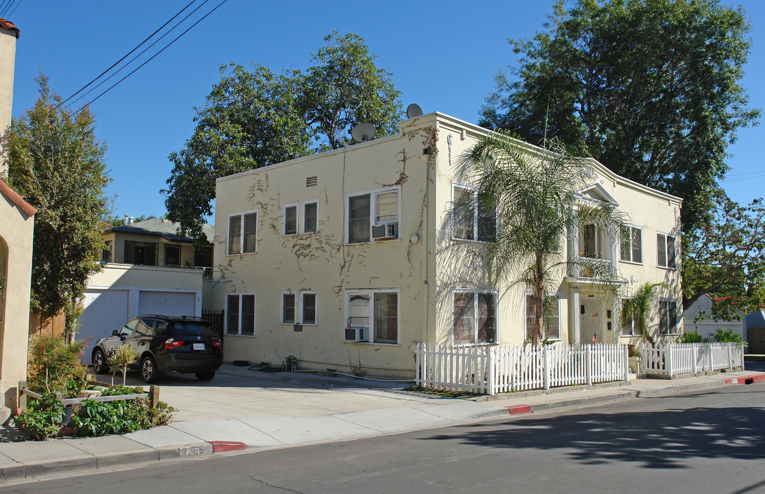 1256 N Poinsettia Pl in Los Angeles, CA - Building Photo