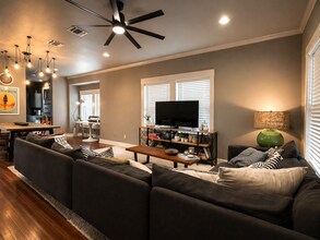 326 Queen Anne Ct in San Antonio, TX - Building Photo - Building Photo