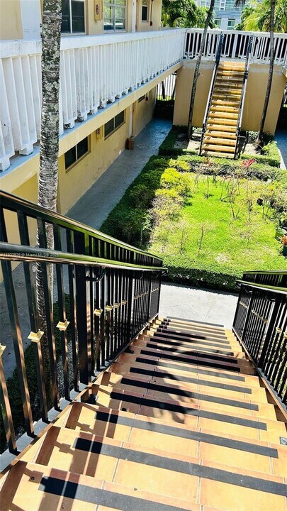 2121 NE 168th St in North Miami Beach, FL - Building Photo