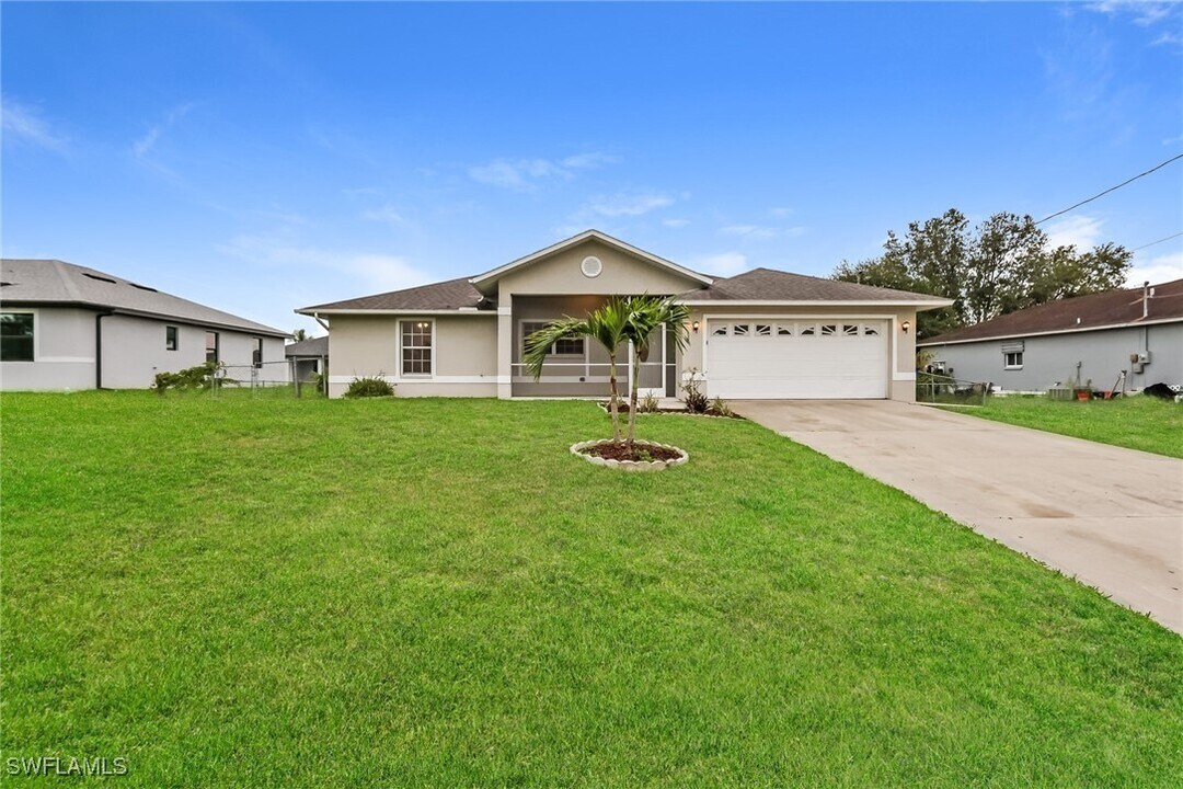 914 Apple Ave in Lehigh Acres, FL - Foto de edificio