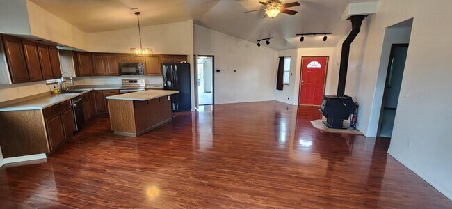 1295 Toolik Dr in North Pole, AK - Foto de edificio - Building Photo