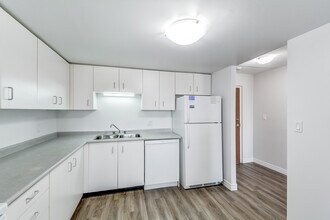 Queens Park Residences in Tillsonburg, ON - Building Photo - Building Photo