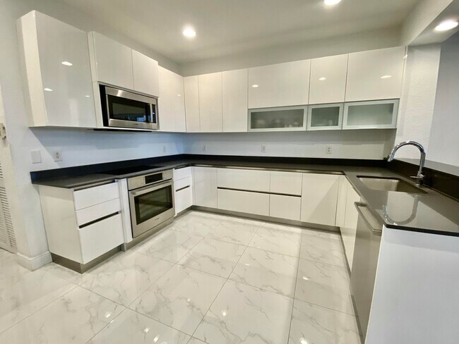 850 Millbrae Ct in West Palm Beach, FL - Building Photo - Building Photo