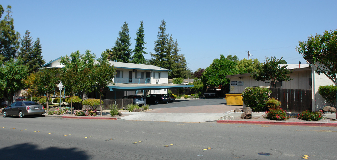 1527 Amador Ave in Concord, CA - Foto de edificio