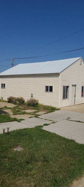 111 Main St in Onslow, IA - Building Photo
