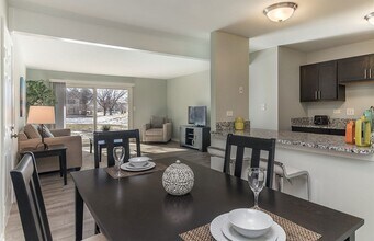 Residence of Fairway Greens in Crystal Lake, IL - Foto de edificio - Building Photo