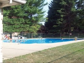 Lindvale Gardens in Mahwah, NJ - Building Photo