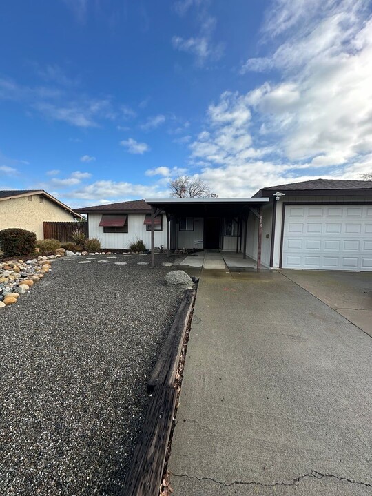 815 Lassen Dr in Hanford, CA - Building Photo