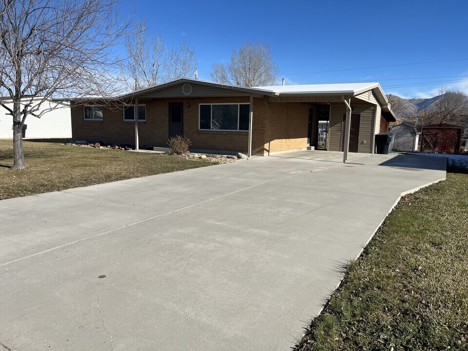 1165 S Main St in Garland, UT - Building Photo