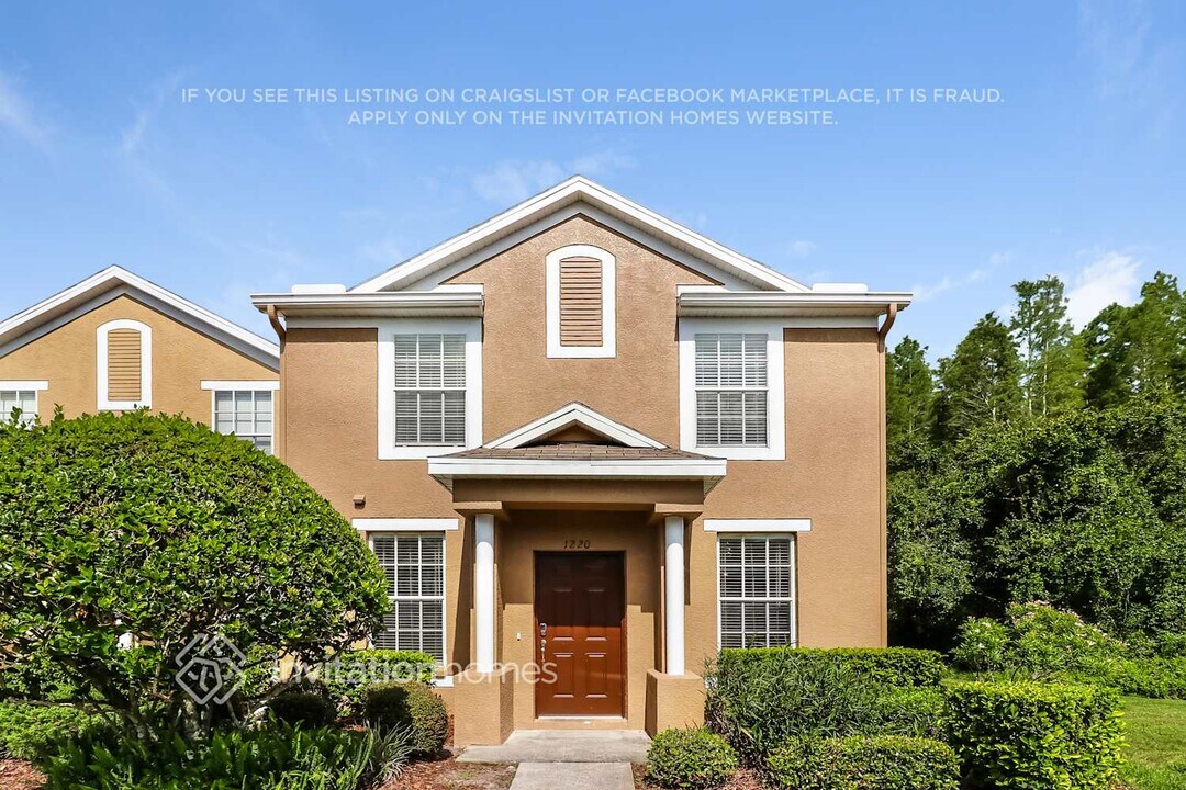 1220 Charlesworth Dr in Wesley Chapel, FL - Building Photo