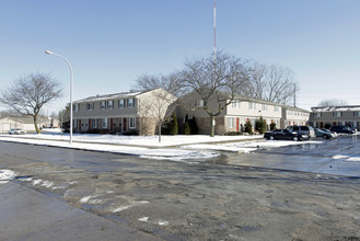 Oxford Square Townhomes in Clinton Township, MI - Building Photo - Building Photo