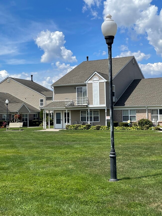 Monroe Gardens in Lindenhurst, NY - Building Photo - Building Photo