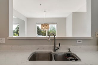 9910 NE 137th St, Unit C309 in Kirkland, WA - Foto de edificio - Building Photo