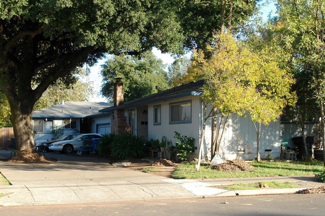 1460 Wright St in Santa Rosa, CA - Foto de edificio