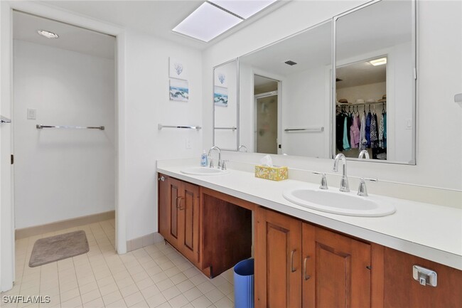 5015 Harbortown Ln in Ft. Myers, FL - Foto de edificio - Building Photo
