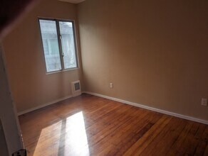 7238 SE Crystal Springs Blvd in Portland, OR - Building Photo - Building Photo