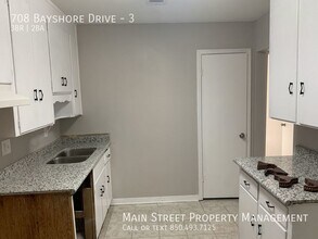 708 Bayshore Dr, Unit 3 in Pensacola, FL - Building Photo - Building Photo