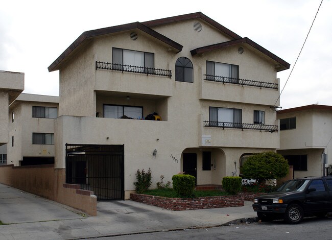 11502 Birch Ave in Hawthorne, CA - Foto de edificio - Building Photo