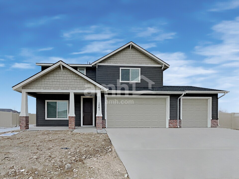 1061 N Barkvine Ave in Star, ID - Building Photo