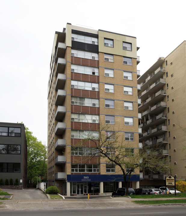 Manhattan Towers in Toronto, ON - Building Photo