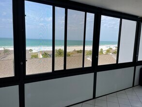 1055 W Peppertree Dr in Sarasota, FL - Foto de edificio - Building Photo