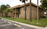 Pine Tree Apartments in Deerfield Beach, FL - Building Photo - Building Photo