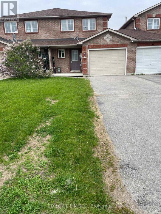 8 Epsom Rd in Barrie, ON - Building Photo