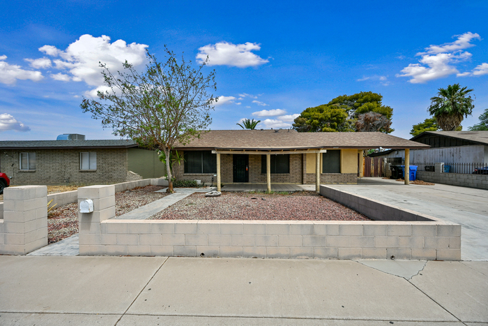 8444 W Montecito Ave in Phoenix, AZ - Foto de edificio