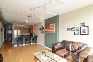 1610 W Fullerton Ave, Unit 201 in Chicago, IL - Building Photo