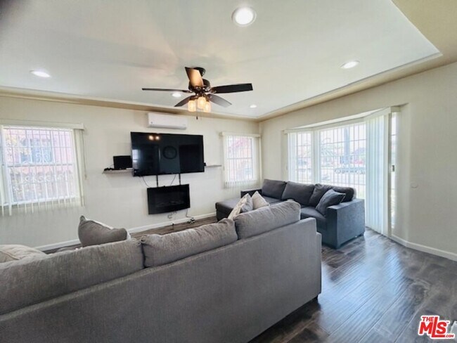 2140 W 83rd St in Los Angeles, CA - Building Photo - Building Photo